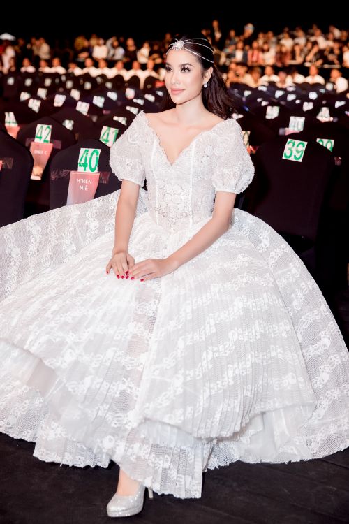 Hoa hau Pham Huong 8