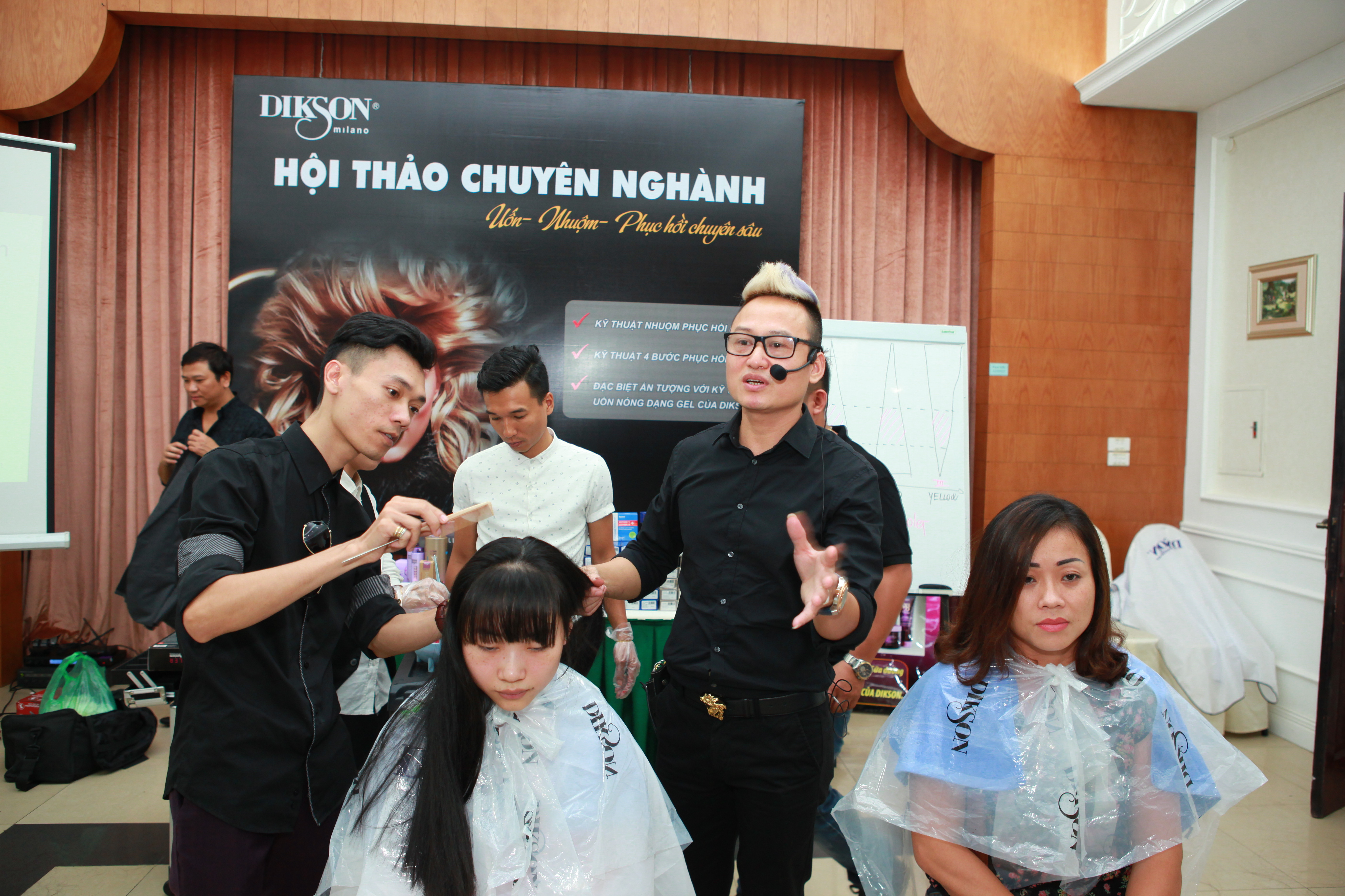 Chuyên gia - Giám đốc kỹ thuật Dikson miền Bắc Văn Sáu đào tạo trải nghiệm cho các salon chuyên nghiệp Hà Nội.