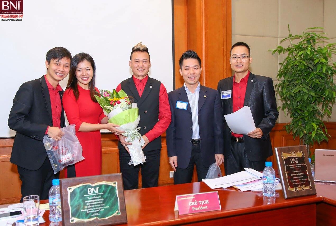 NTM tóc Văn Sáu chia sẻ sản phẩm Dikson đến cộng đồng doanh nghiệp vừa và nhỏ BNI Việt Nam.