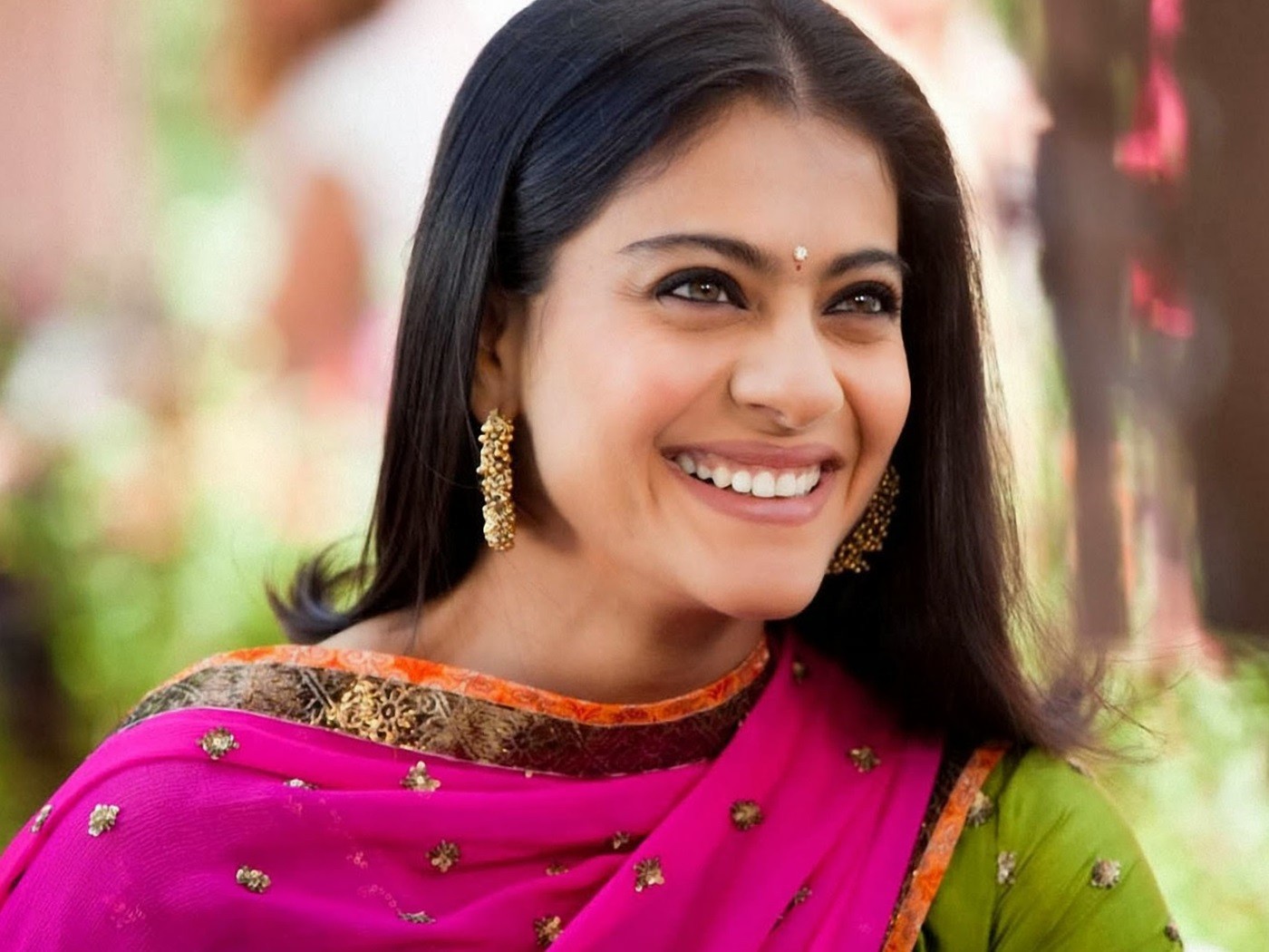 Kajol-Devgan-Cute-Smile-HD-Wallpaper