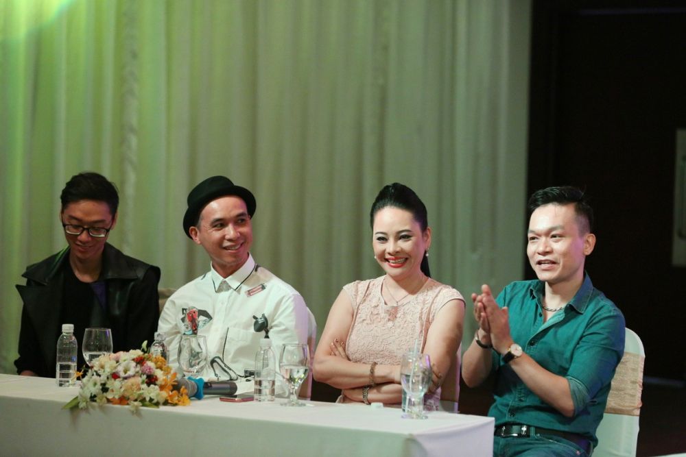 4. Ca si Dong Dao cung ekip huan luyen cua minh 1