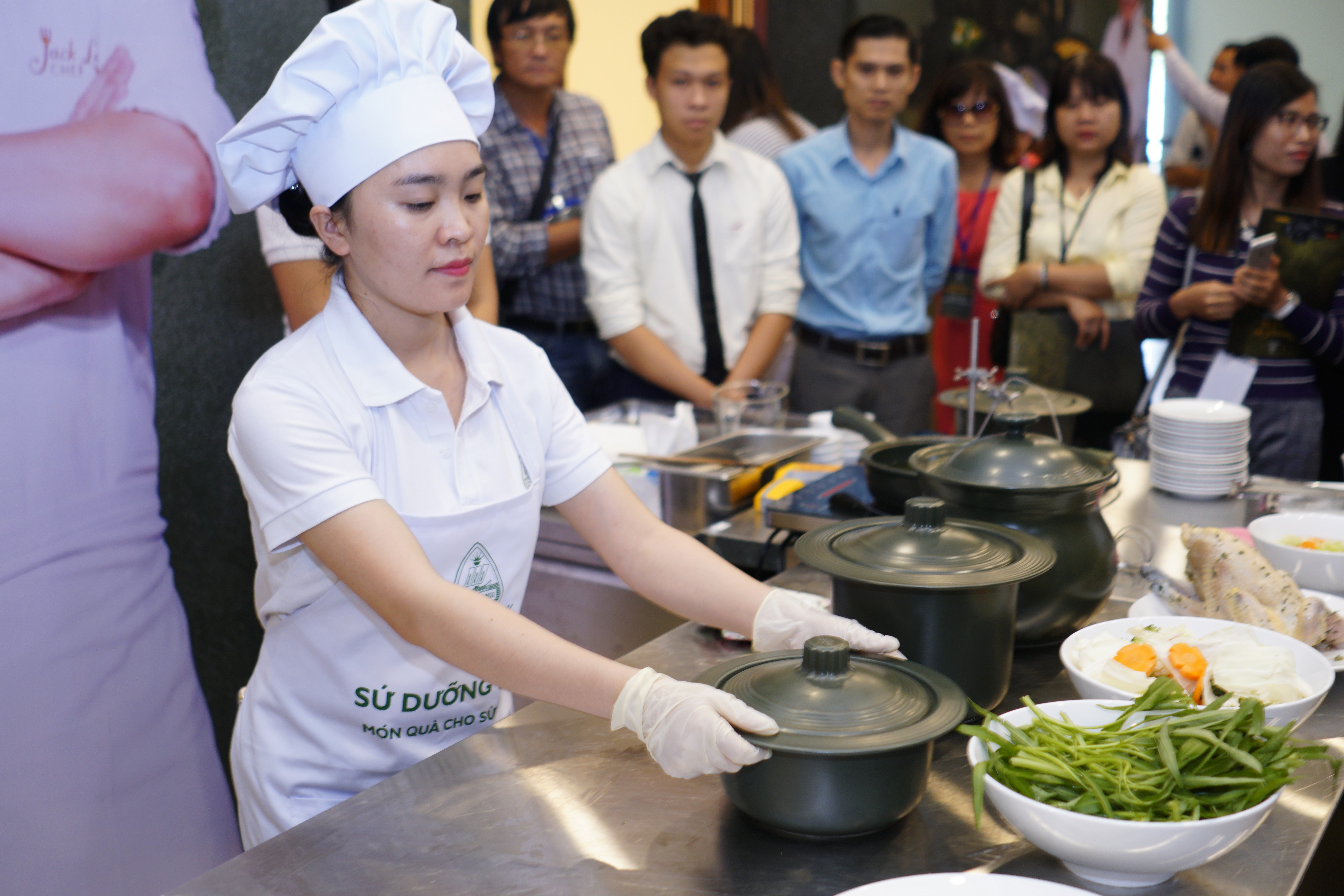thuc hanh luoc rau muong khong can nuoc