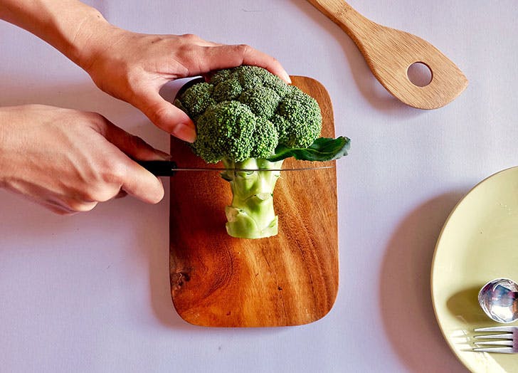 Woman-chopping-broccoli