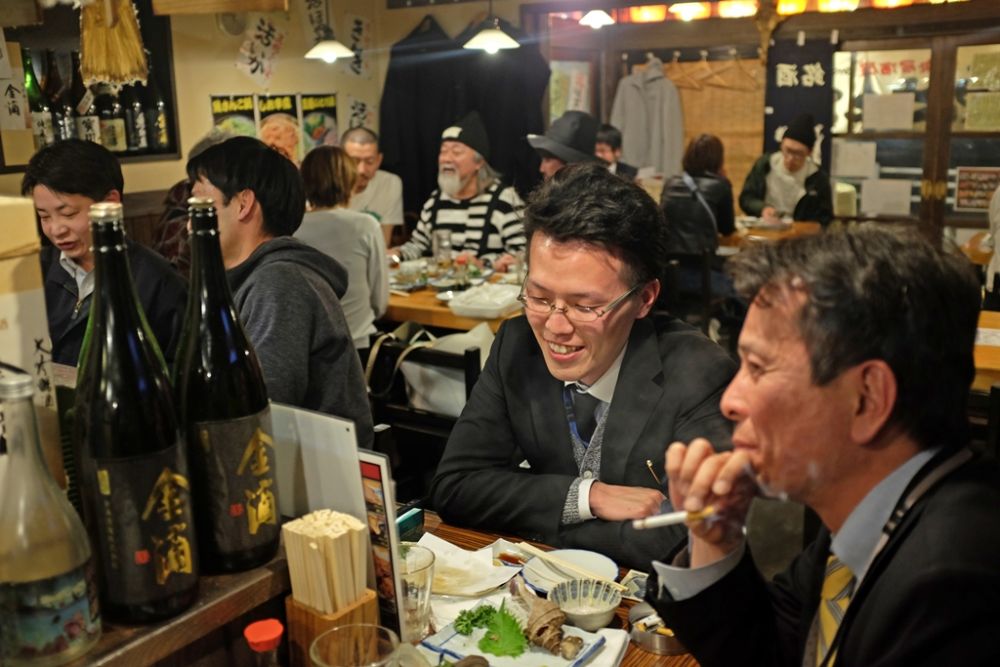 Hình 2  - Một vài nhà hàng quán ăn tại Nhật cho phép thực khách hút thuốc