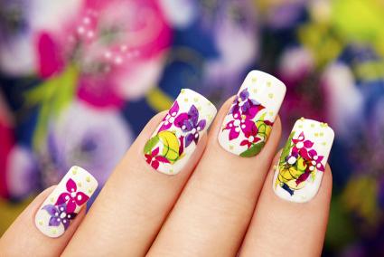 183546-425x284-white-nails-floral-design