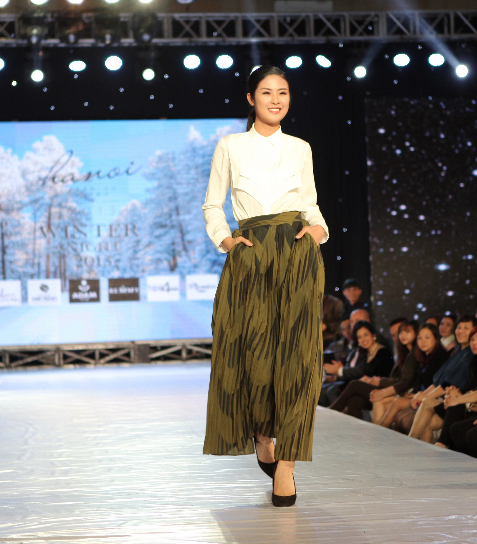 Hoa hậu Ngọc Hân và Á hậu Mrs World Thu Hương cao hứng cùng sàn diễn Winter Night tại  Hanoi Fashion week 2015