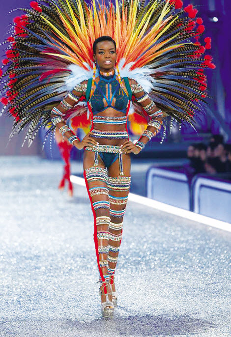 Maria Borges walks the runway during the 2016 Victorias