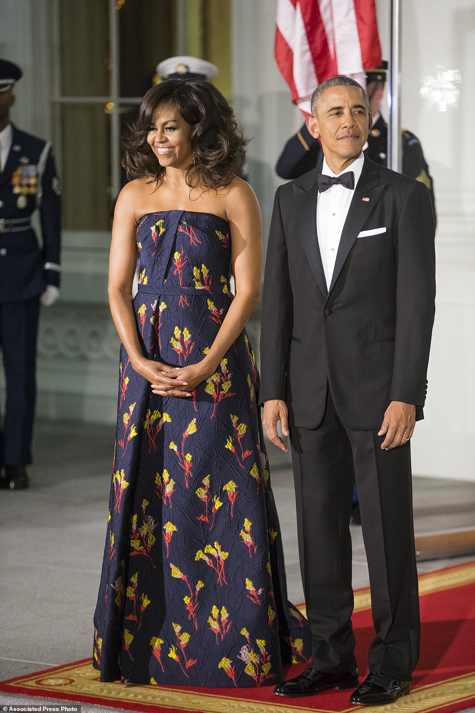 1D5GuTxA7T39678173c92365d0ed-3486839-President Barack Obama and first lady Michelle Obama wait to gre-a-22 1457658744889