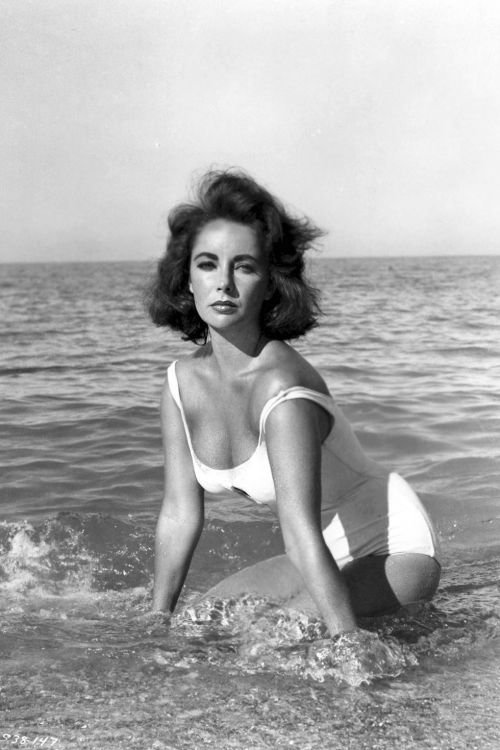 hbz-swim-1959-elizabeth-taylor-everett-1524151902