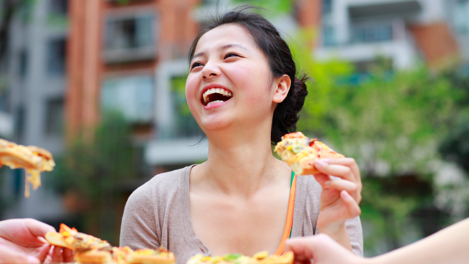 friends-eating-pizza