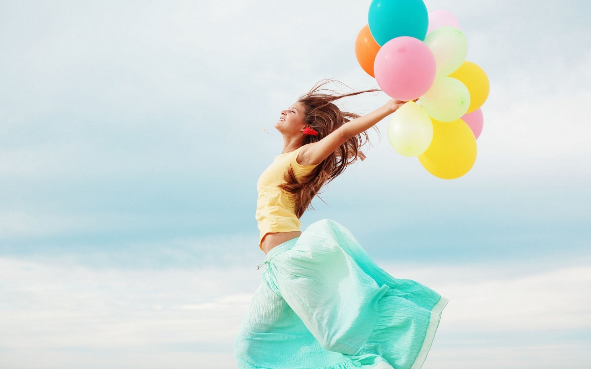 mood-girl-is-running-holding-colorful-balloons