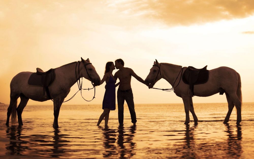 couple-in-love-on-the-beach-with-horses
