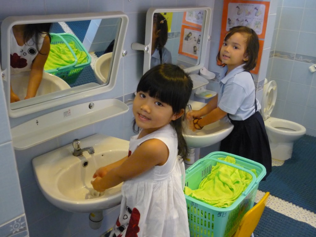 20151014 tieudiem chu-dong-phong-tay-chan-mieng-cho-tre-duoi-nam-tuoi-1024x768