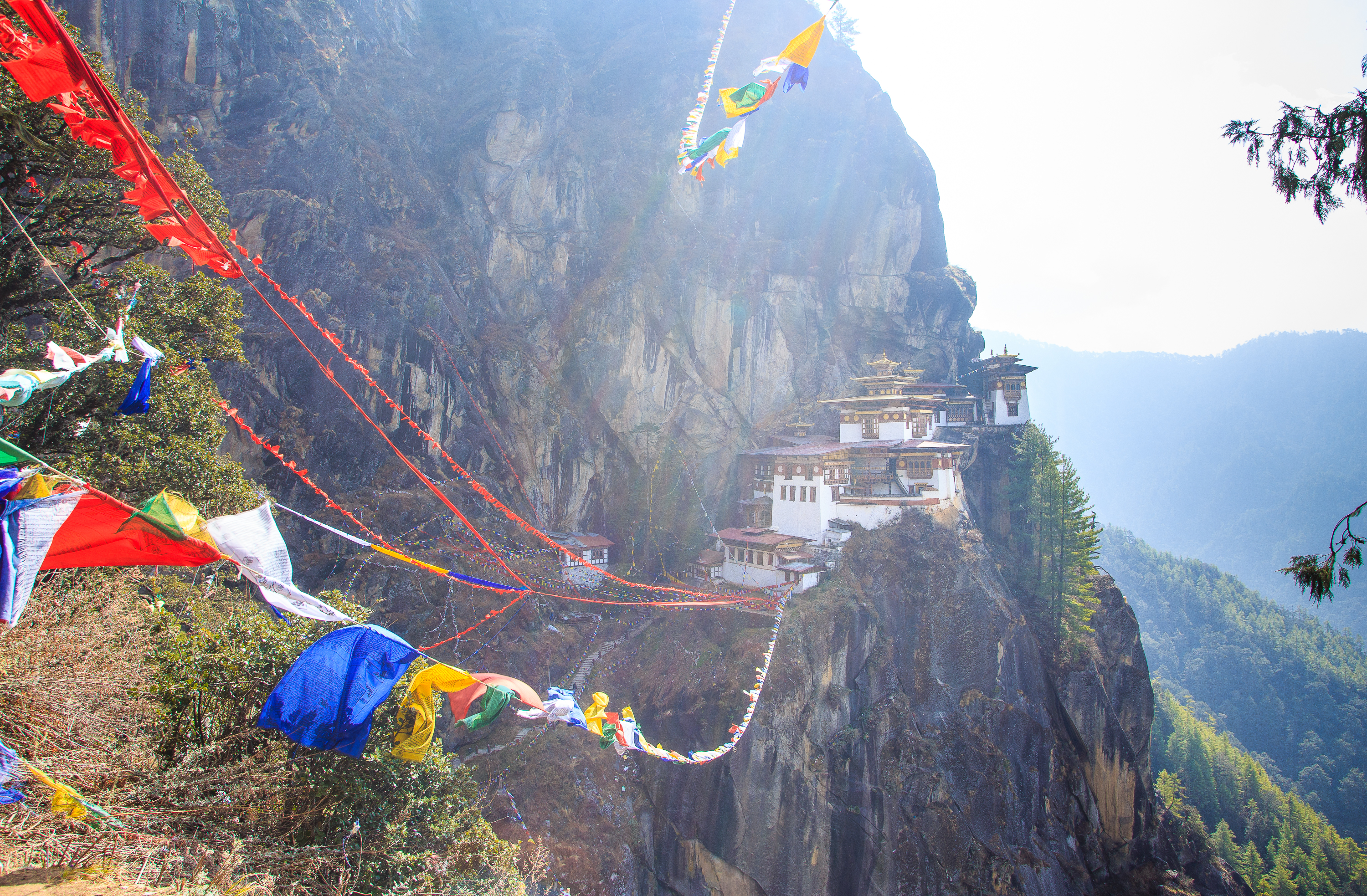 Một trong những điểm đến nổi tiếng nhất Bhutan: tu viện huyền thoại Tiger Nest ở vách núi có độ cao 3200m