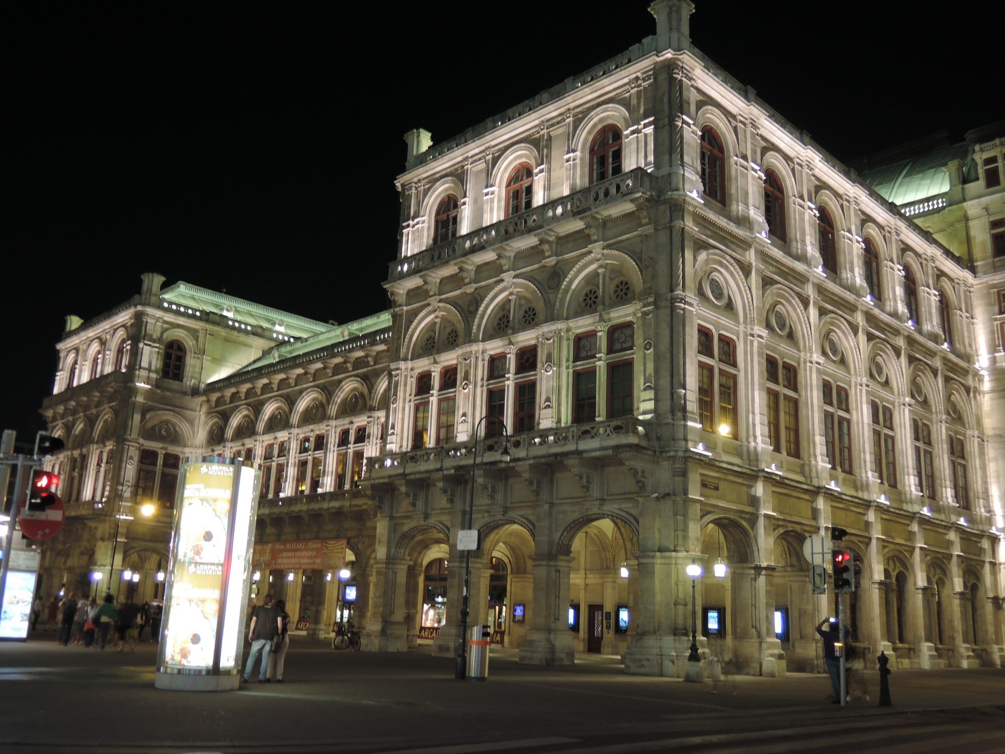 Nha hat Opera Quoc qua Vienna