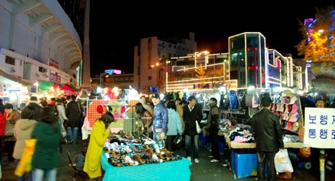 Dongdaemuns Late Night Snack Market