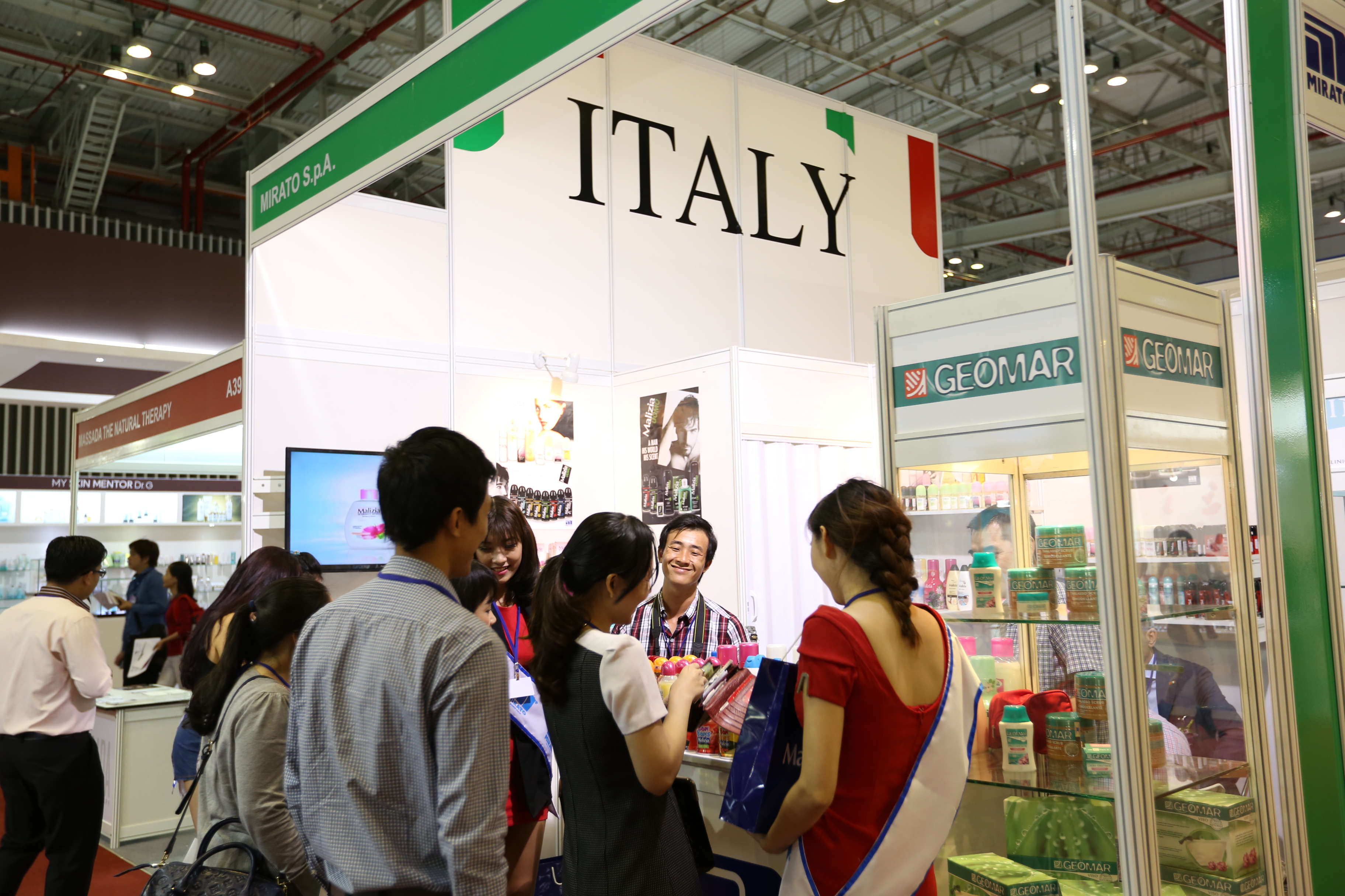 Italy booth dont crop out the ITALY text