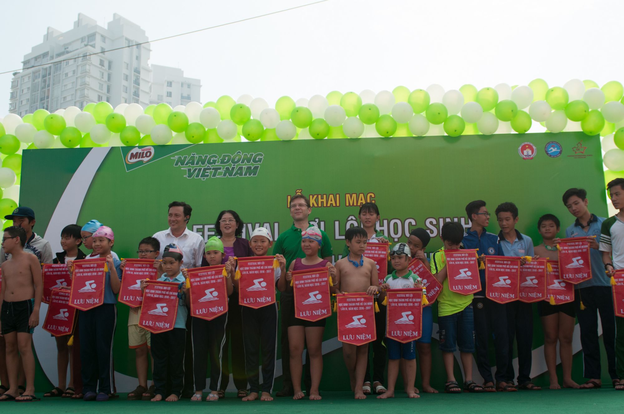 Dai dien nhan hang MILO So GDDT trao co luu niem cho cac em thi sinh