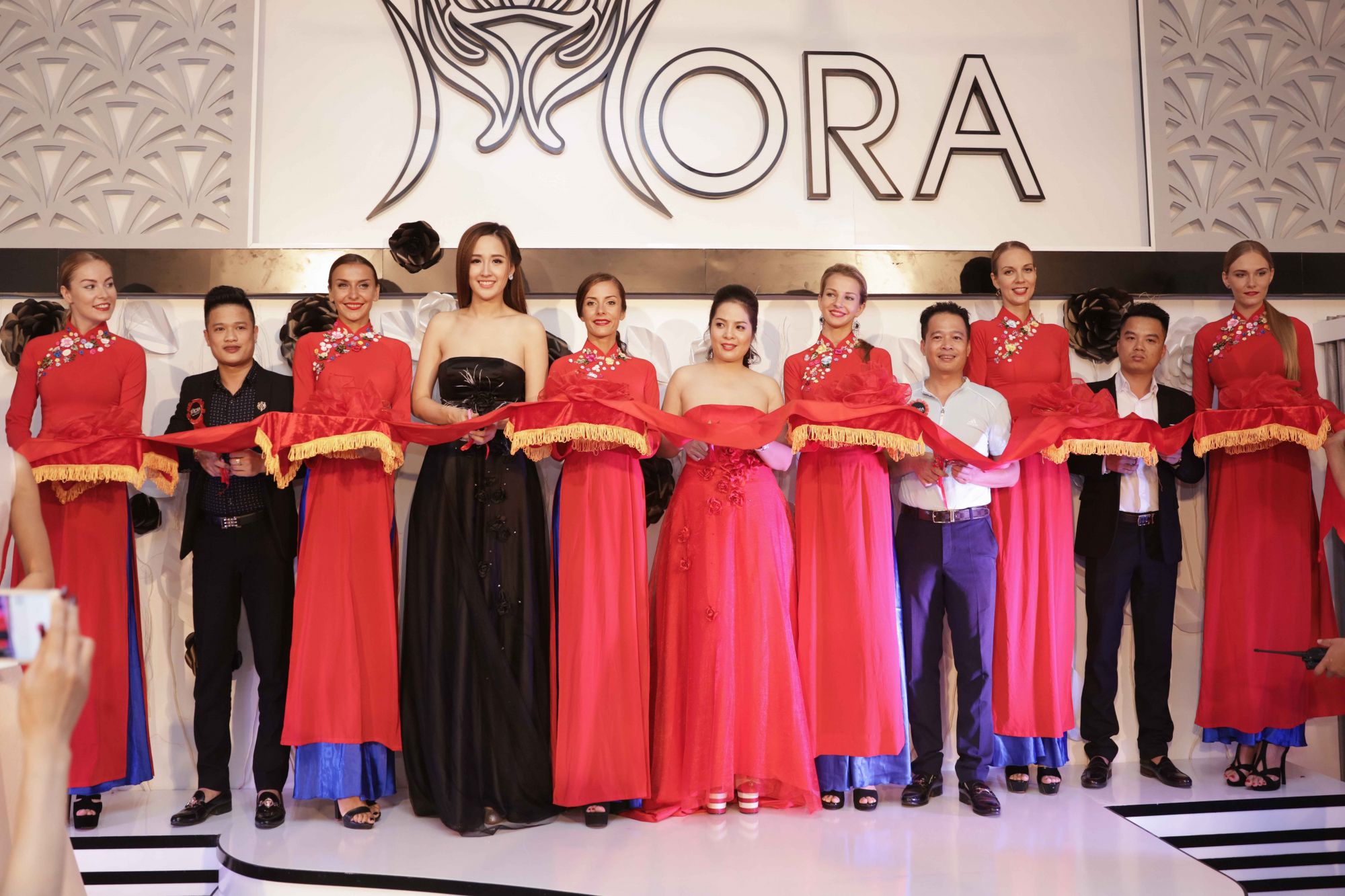 Cat bang khai truong showroom 2 tai NT