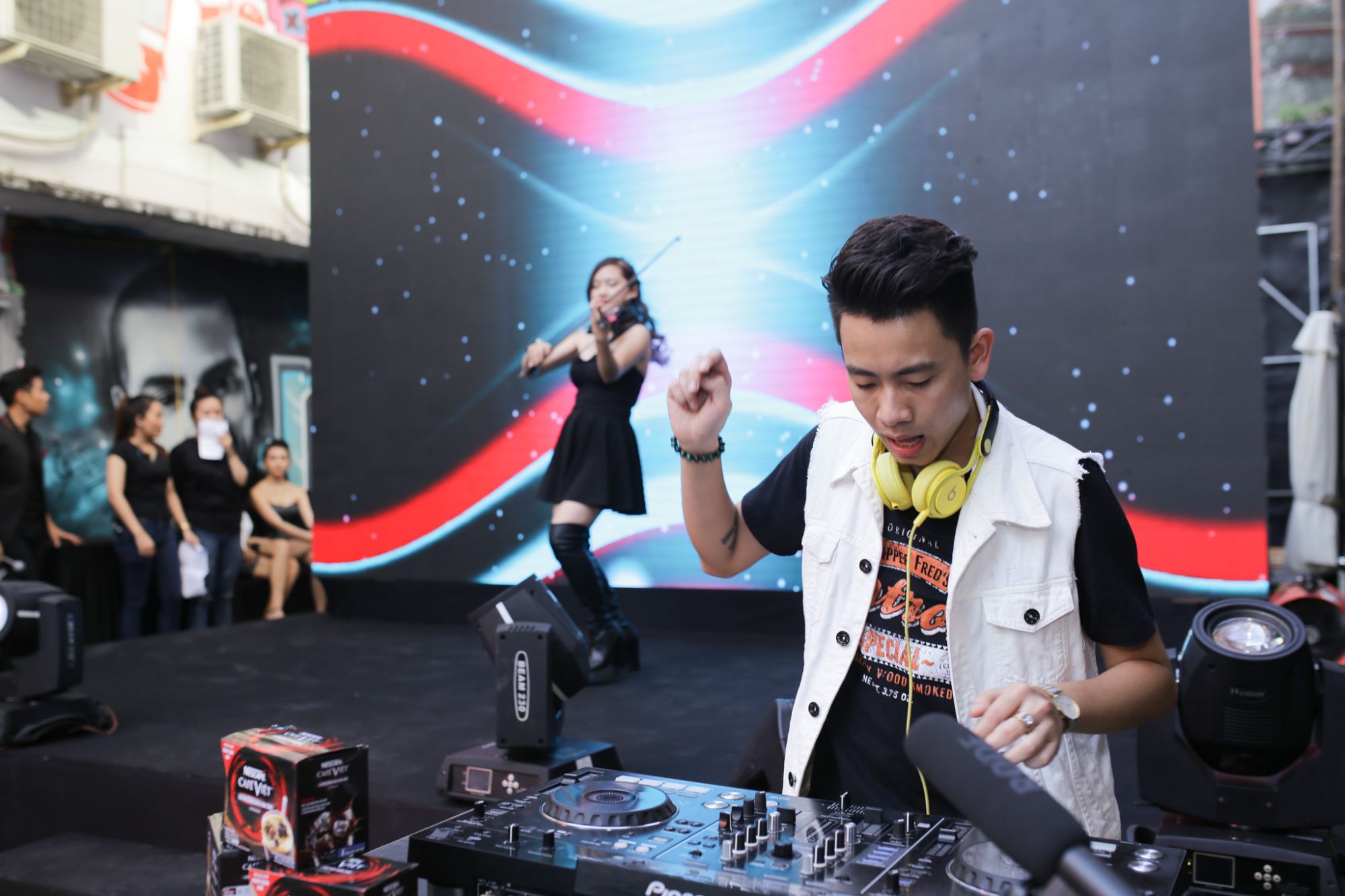 DJ Hung 88 feel trong man bieu dien EDM ket hop voi Violin