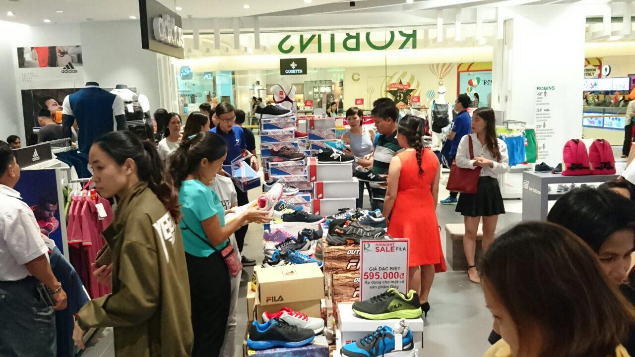 HINH 1-khach hang mua sam t trung tam ban le Robins