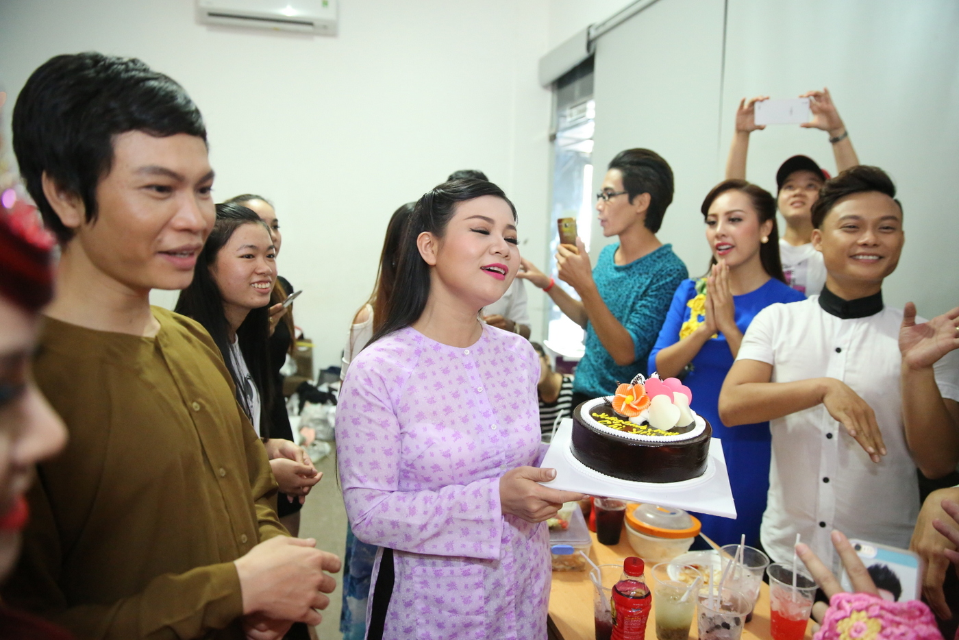 Hau truong NSPN 10 - sinh nhat Duong Hong Loan 3