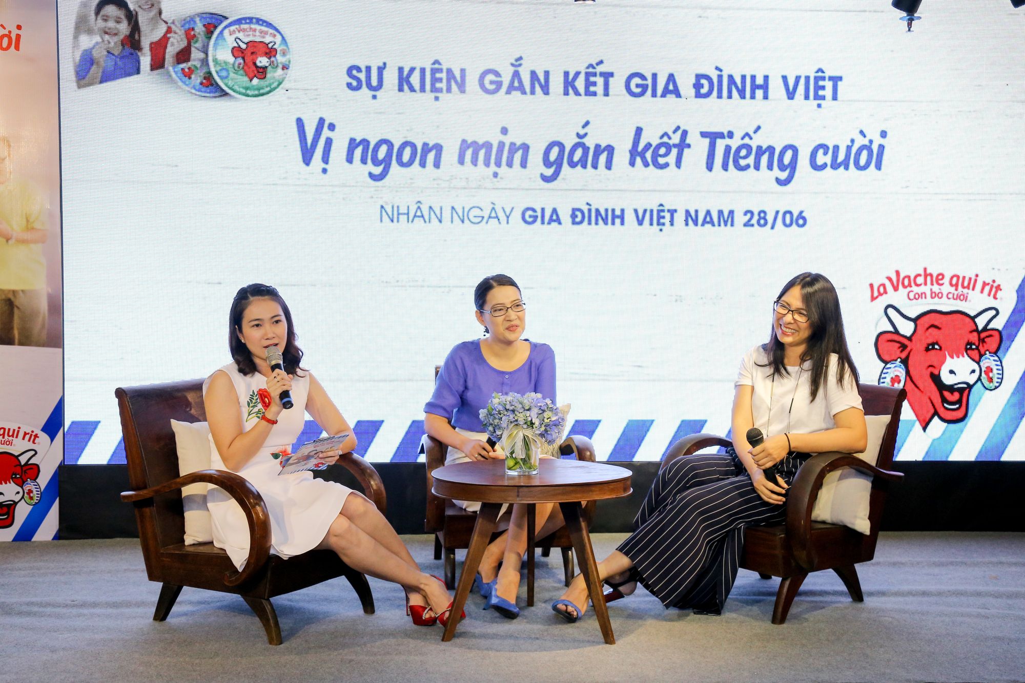 ba khach moi giao luu tai chuong trinh