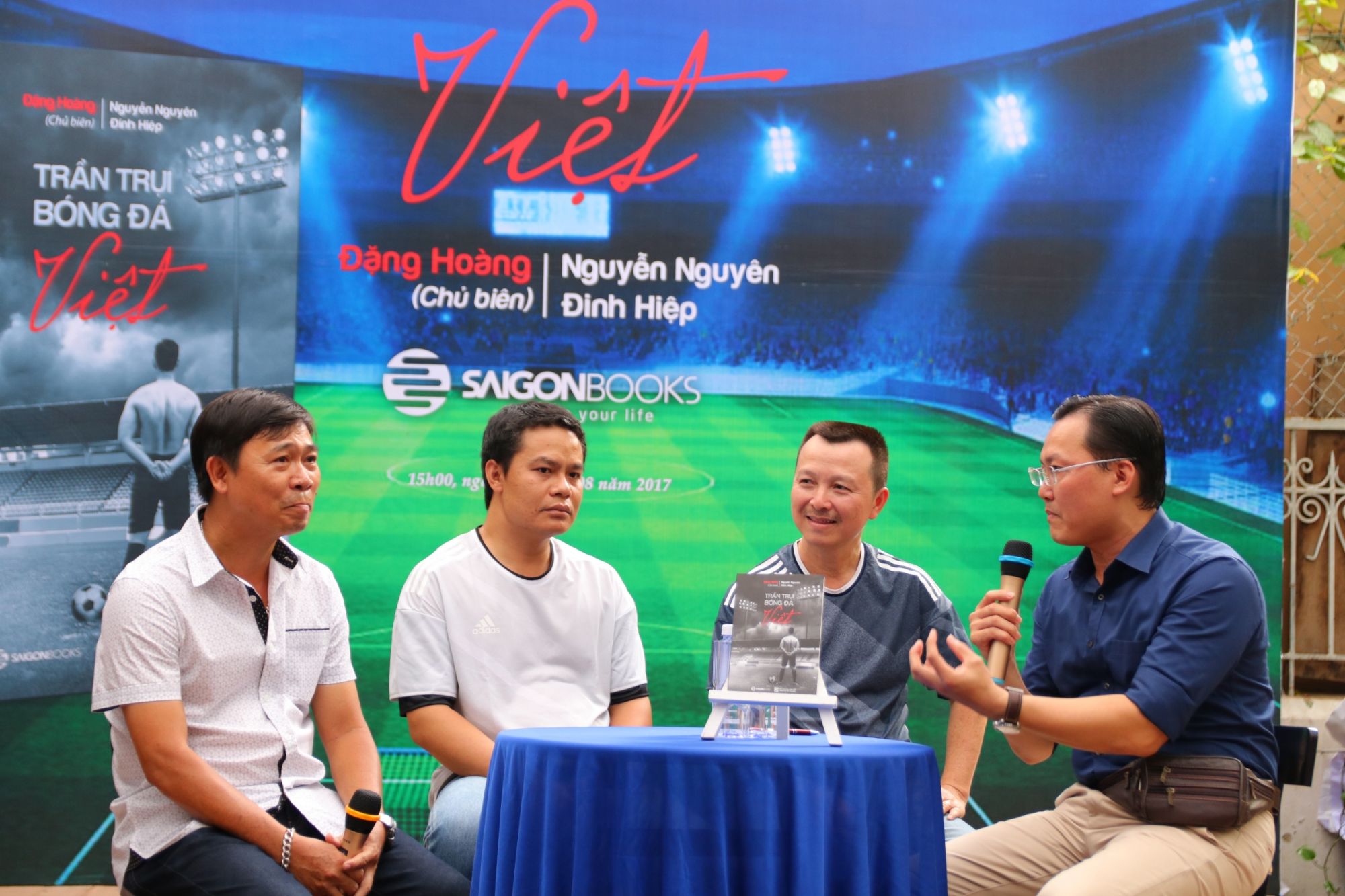 Tran trui bong da Viet 5