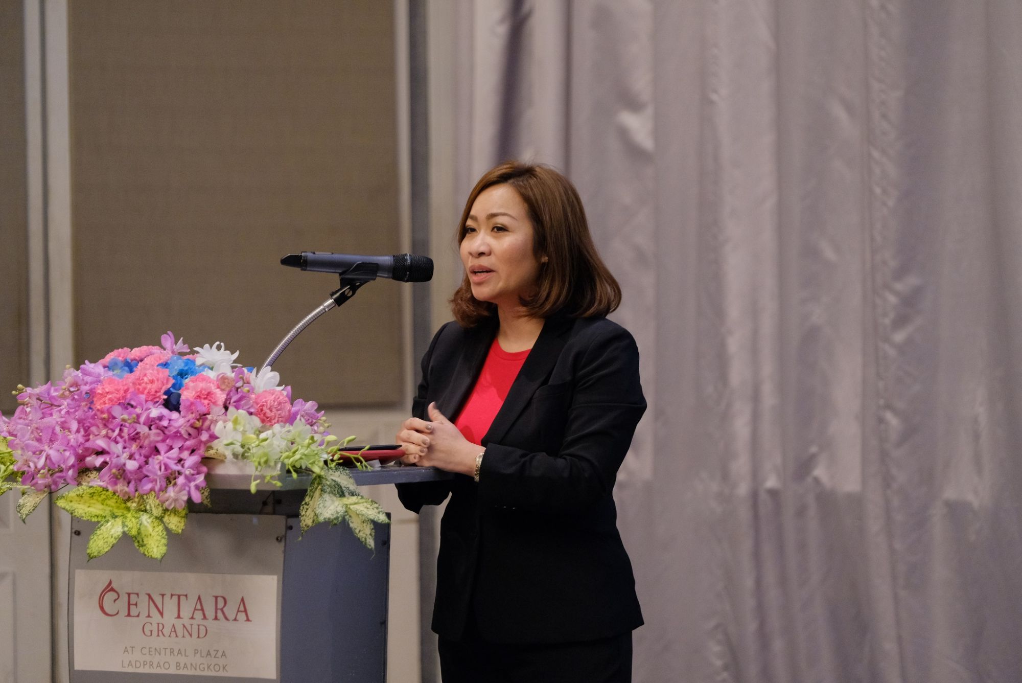 Ba Le Thi Mai Linh Pho Chu tich Cap cao phu trach Marketing Quan he Cong chung Trach nhiem Cong dong phat bieu tai buoi Ket noi Cung cau