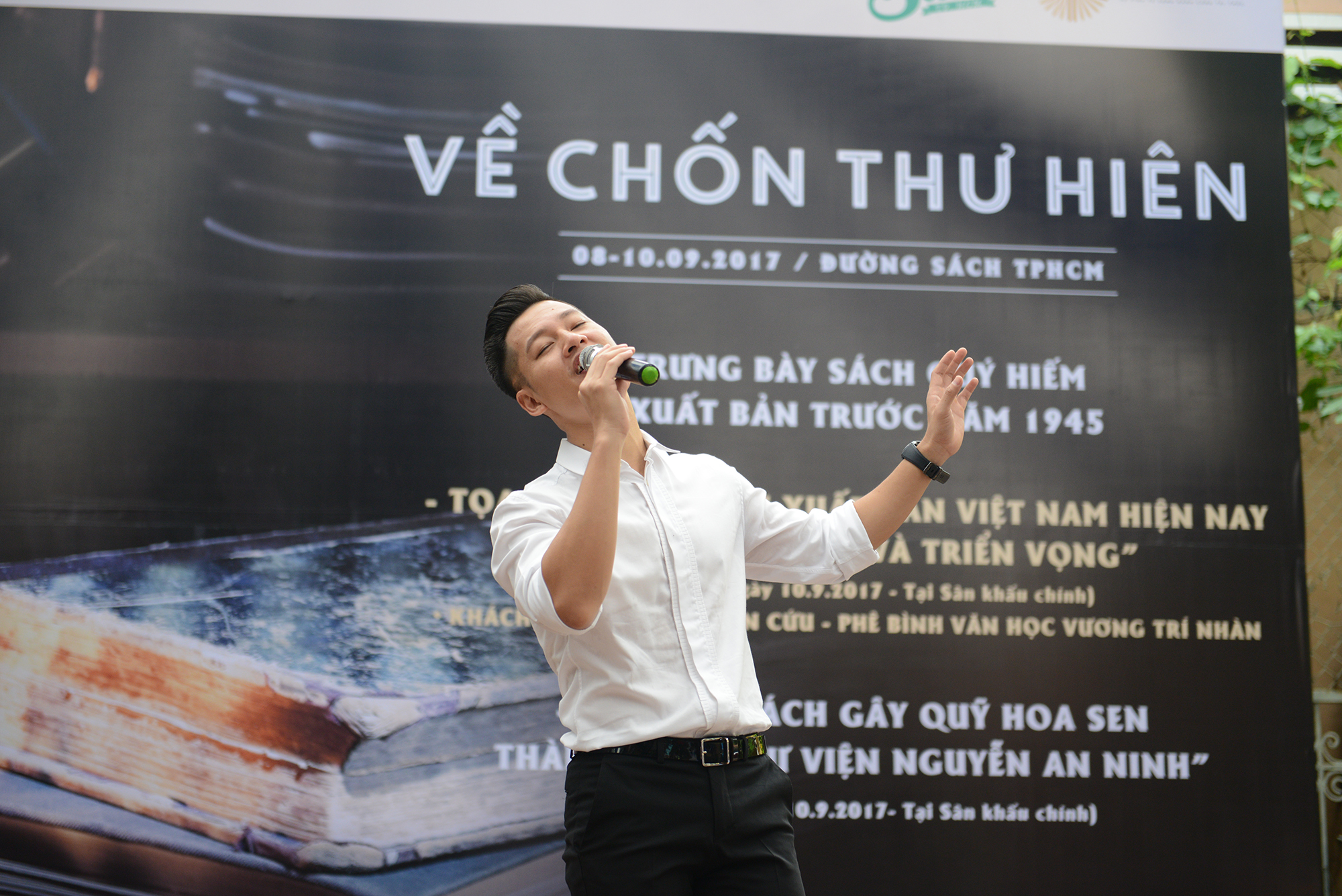 Duc Tuan bieu dien trong su kien Ve chon thu hien - Anh Khiem Huan