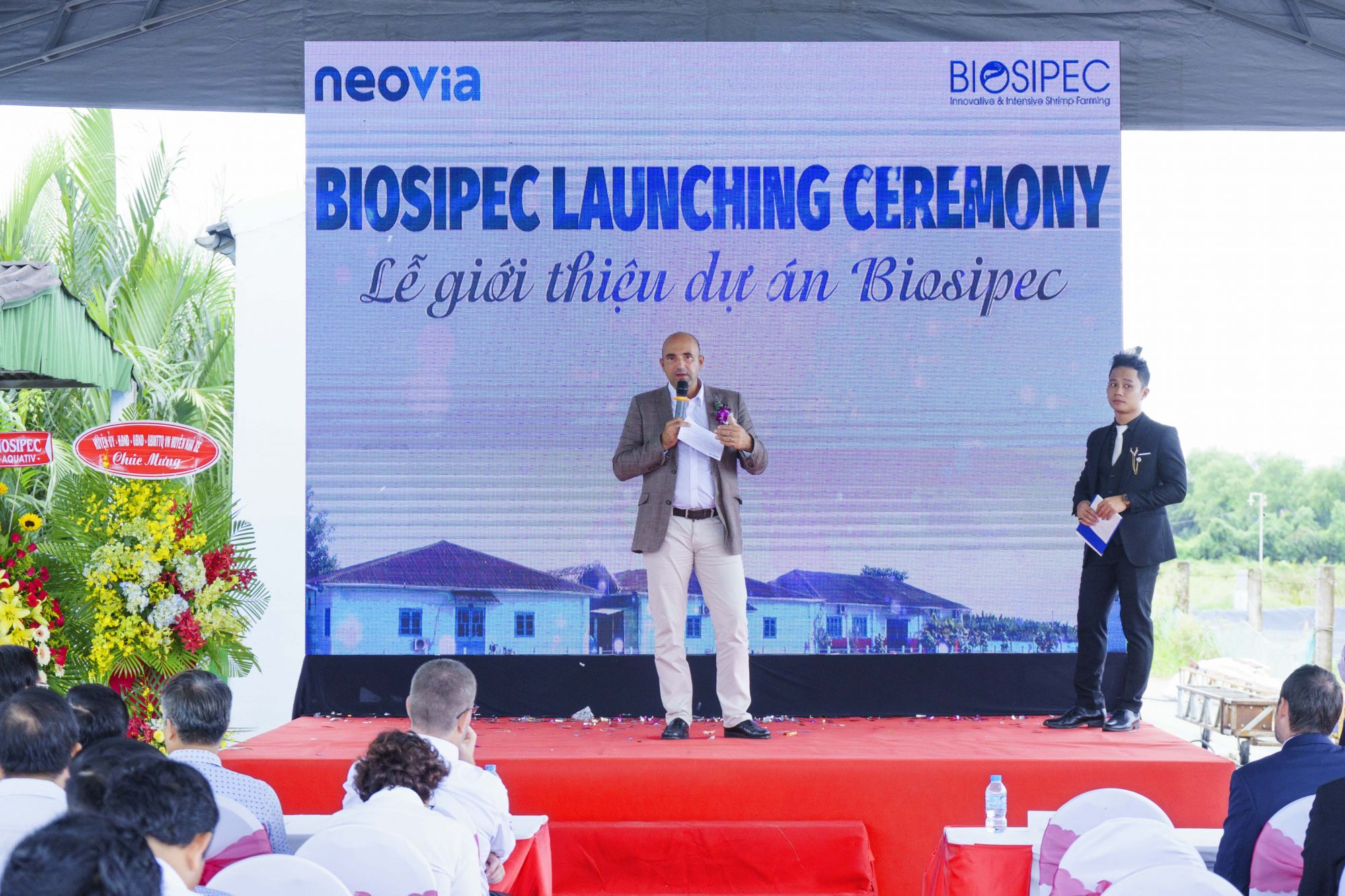 H nh 2- ch thfch- ng Hubert De Roquefeuil CEO t p n Neovia phßt bi u t i l gi i thi u d ßn Biosipec