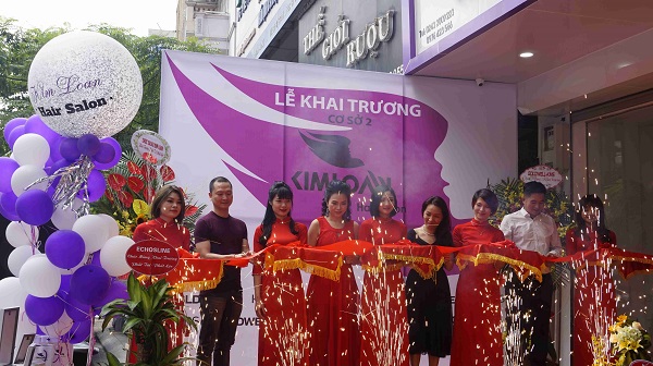 Nh&agrave; tạo mẫu t&oacute;c Kim Loan cắt băng kh&aacute;nh th&agrave;nh khai trương
