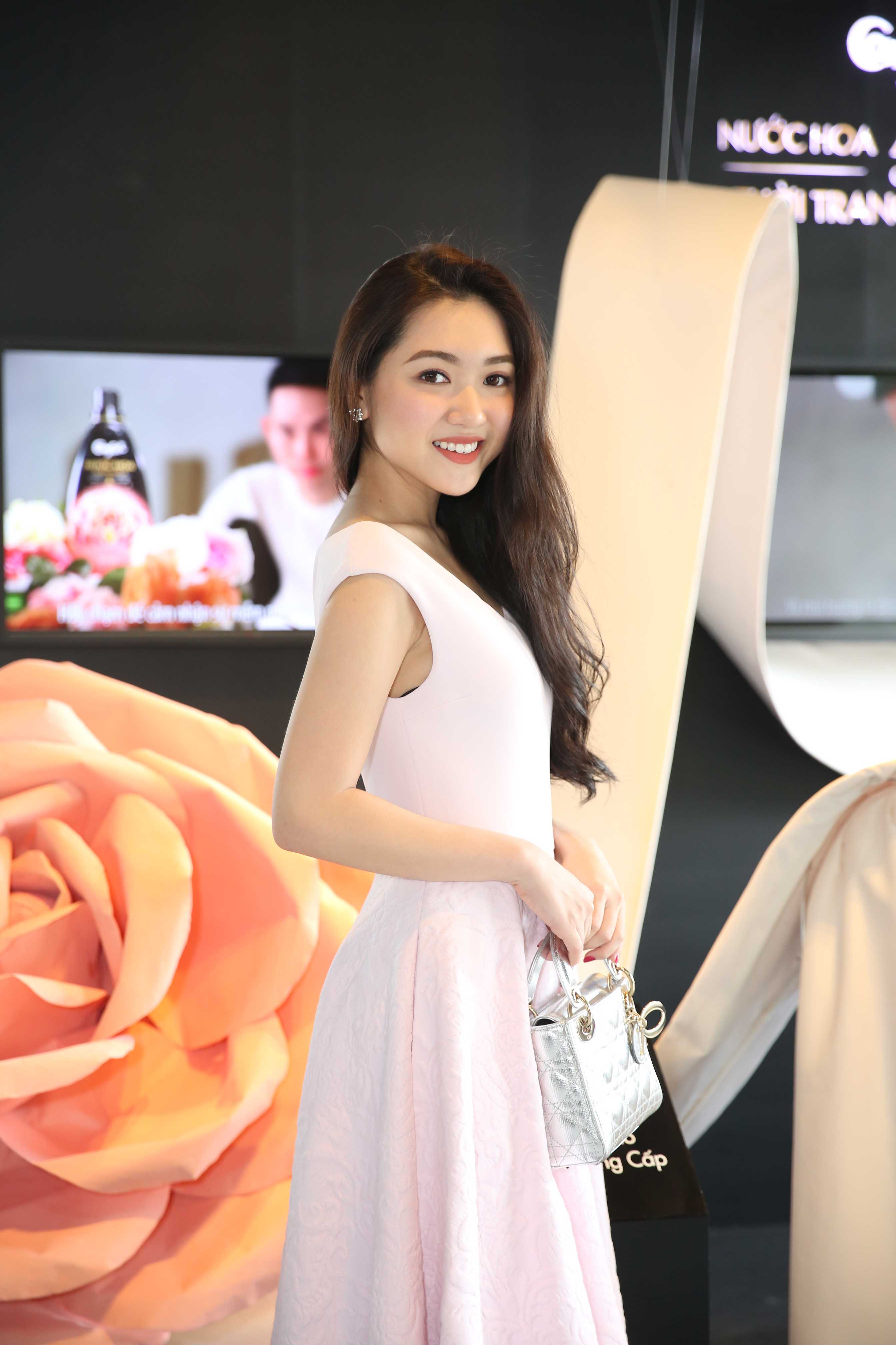 Chloe Nguyễn xinh xắn ghé thăm Ngôi nhà Thời trang của Comfort