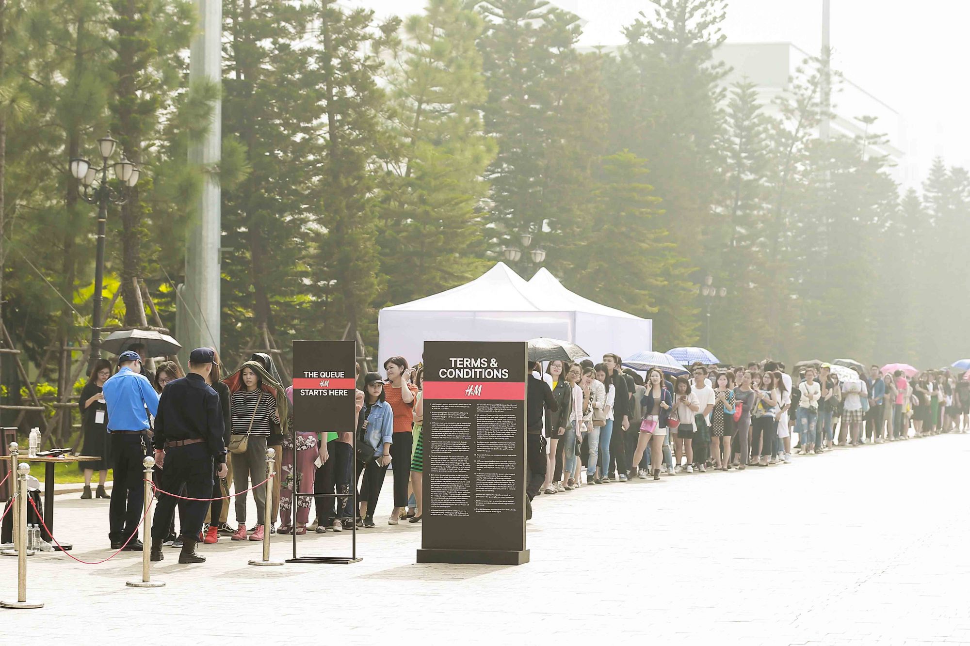 Hang trpm ng&sup2; i ngay ng n x p hang ch  vao mua s m t i c a hi u