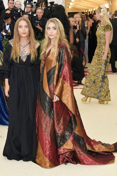 hbz-met-gala-mary-kate-olsen-and-ashley-olsen-1525744523