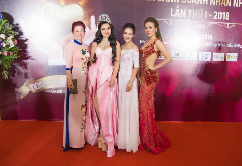 C&aacute;c qu&yacute; b&agrave; vinh danh 4