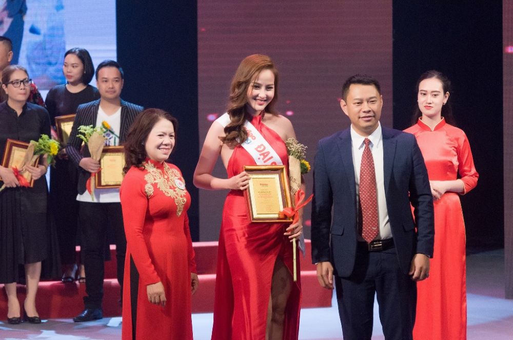 Kh&aacute;nh Ng&acirc;n Vinh Danh