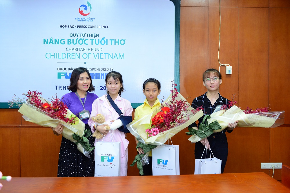 Bà Nguyễn Thị Huế - Trưởng phòng khám ngoại trú bệnh viện FV và ba bệnh nhi đã từng được phẫu thuật