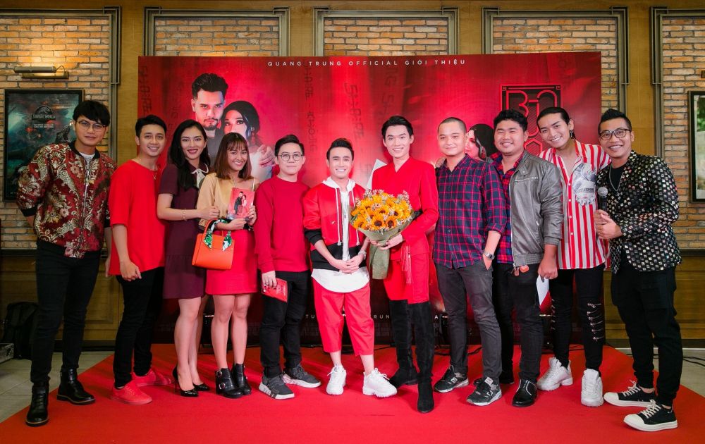 Diễn biến họp b&aacute;o- Quang Trung tự tay tặng hoa cảm ơn đến 200 kh&aacute;ch mời.1