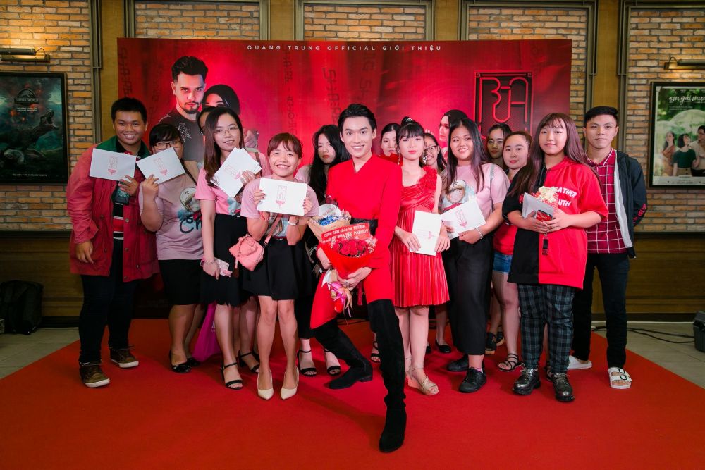 Diễn biến họp b&aacute;o- Quang Trung tự tay tặng hoa cảm ơn đến 200 kh&aacute;ch mời.4