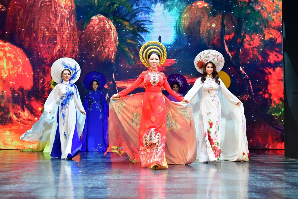 trinh dien ao dai
