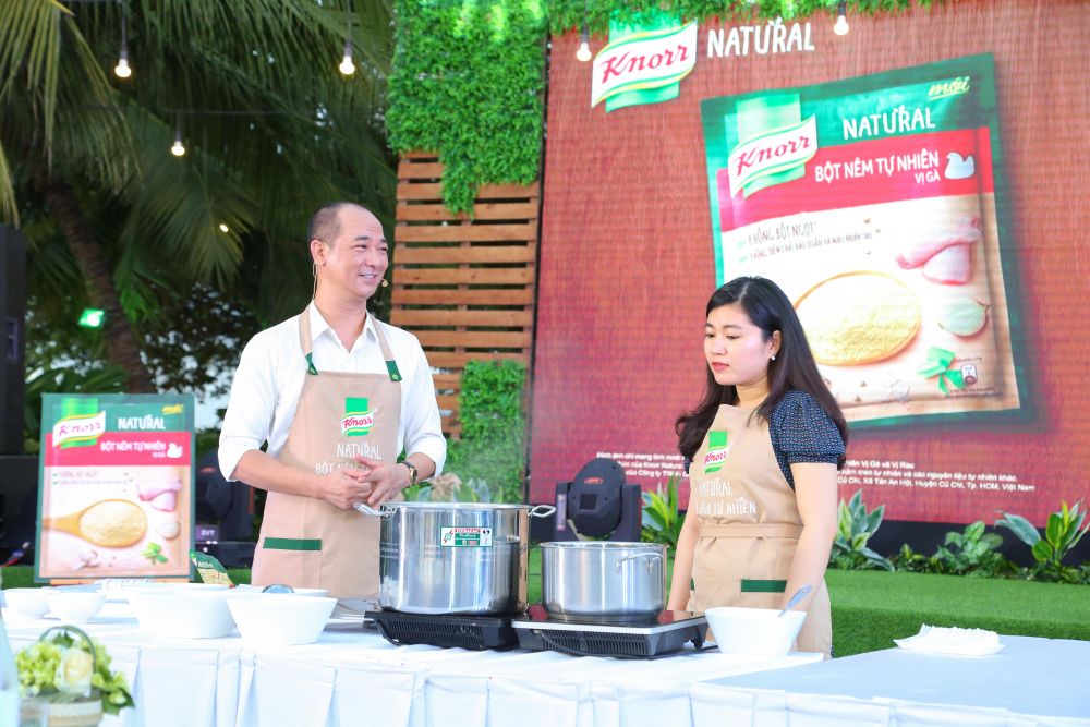 Giam khao Master Chef Viet Nam Pham Tuan Hai cung nau an voi mot vi khach moi
