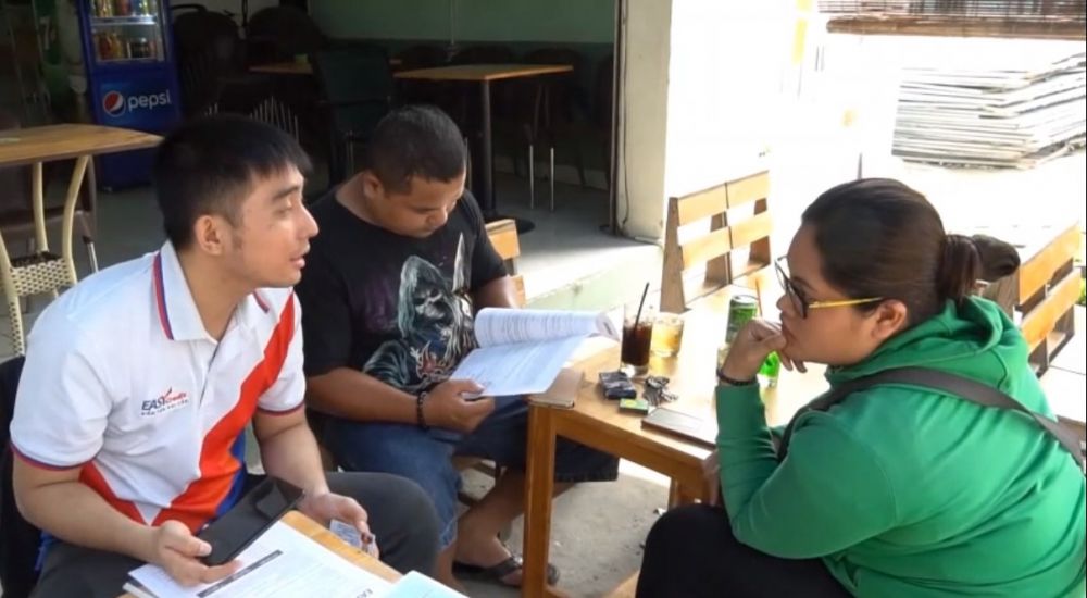 nhan vien gap khach hang