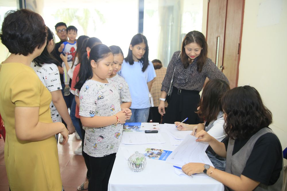 Rat dong hoc vien va phu huynh tham du