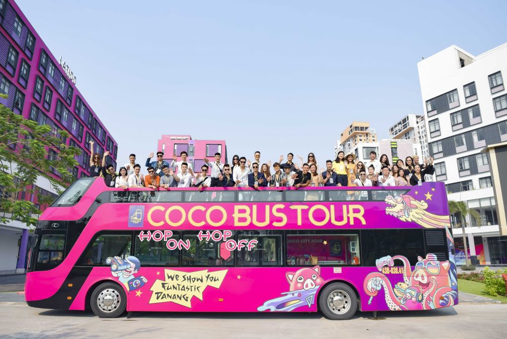 Cac thi sinh len xe xuat phat