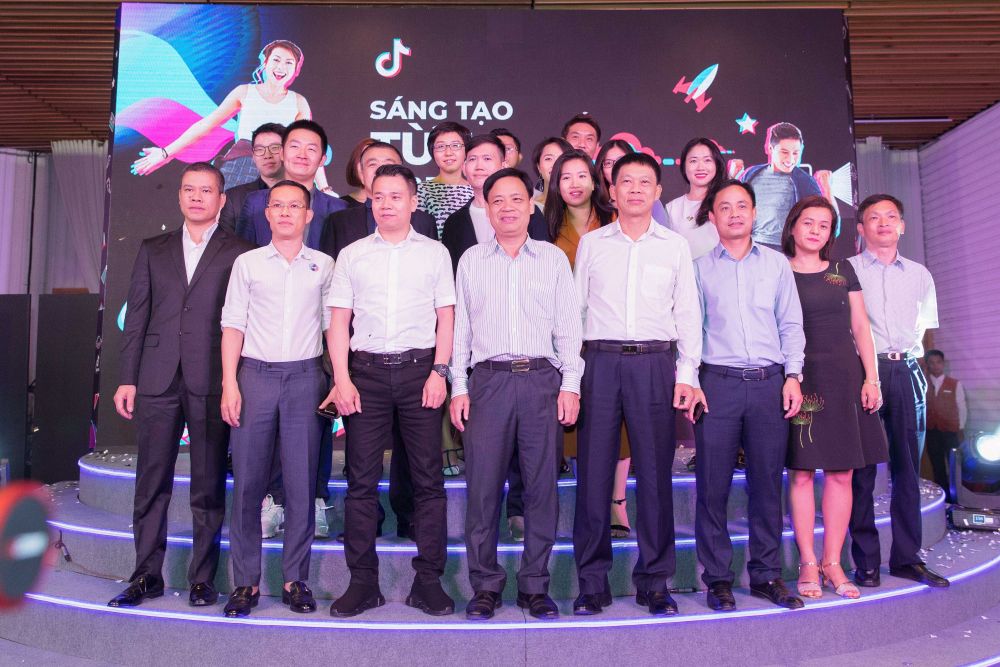 Đội ngũ TikTok Việt Nam chụp ảnh lưu niệm