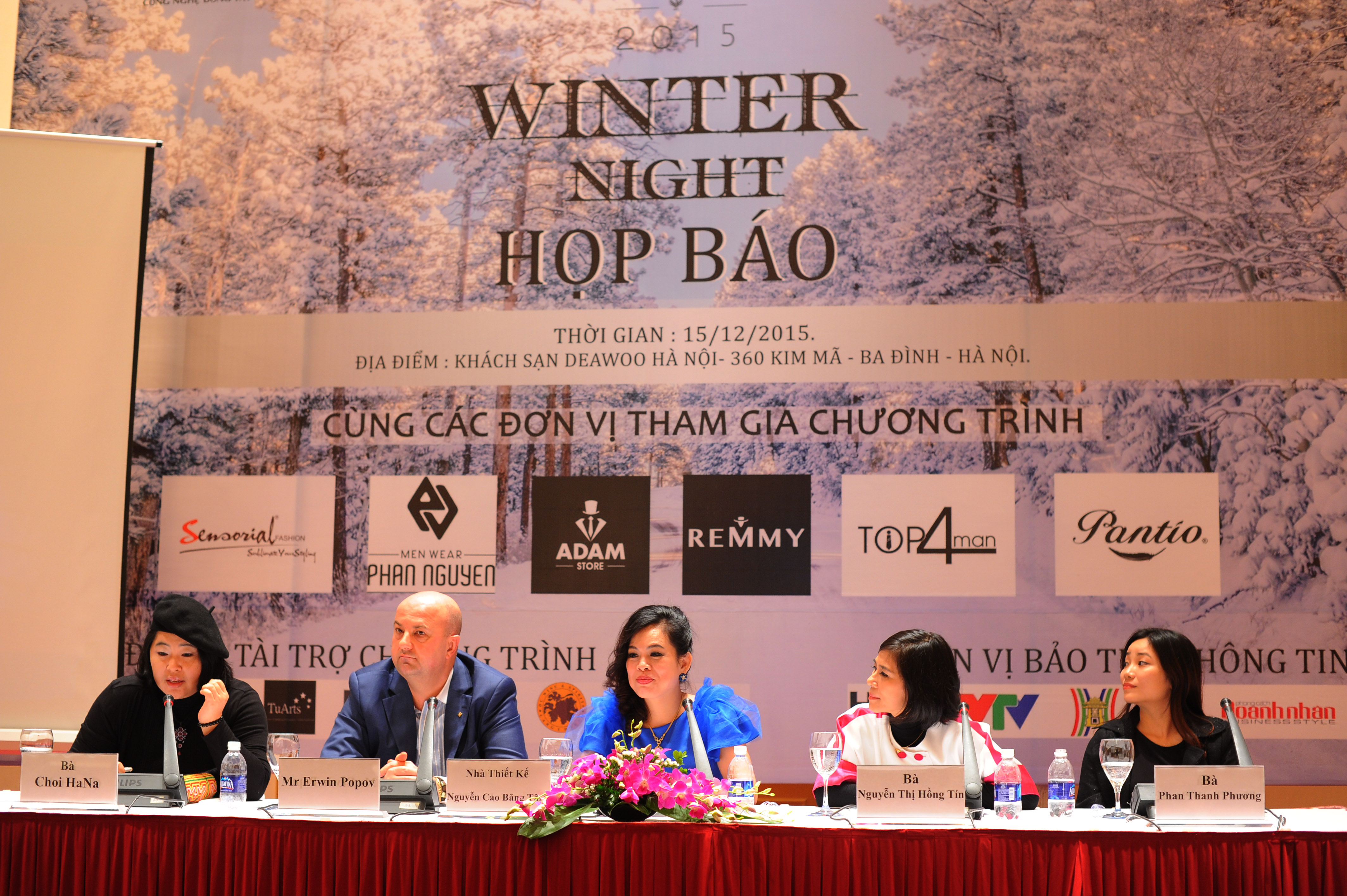 (từ phải qua)  Ban tổ chức chương trình hanoi Fashion Week 2015 bà Phạm Phương - đạo diễn, bà Nguyễn Hồng Tín - cố vấn thời trang, NTK Nguyễn Cao Băng Tâm - trưởng ban tổ chức, ông Erwin Popov - TGĐ khách sạn Daewoo. 