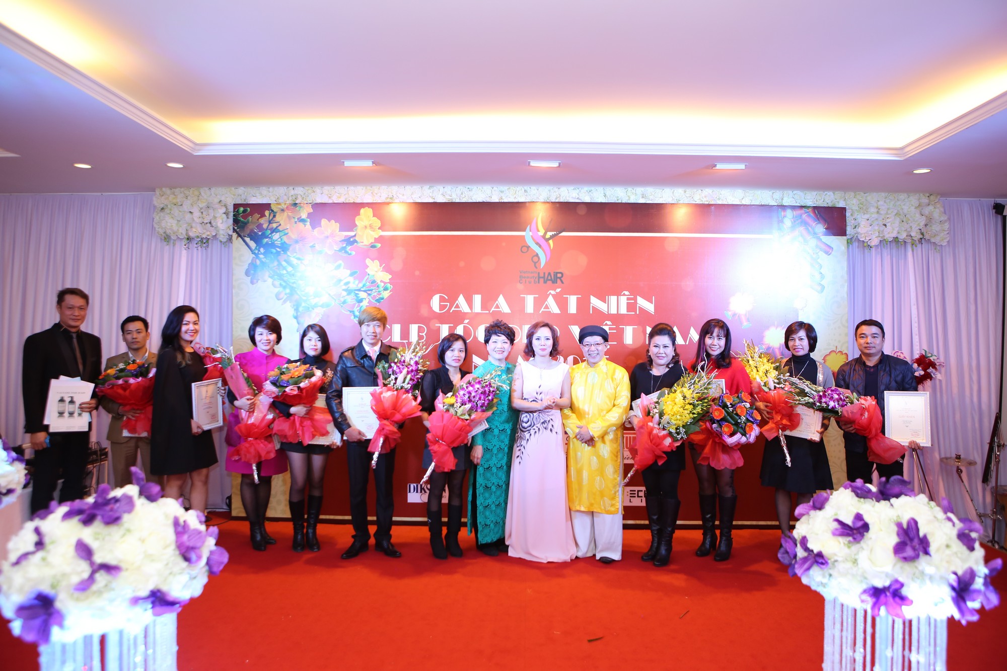 Bà Thanh Huyền-Chủ tịch CLB, Bà Thu Trang-Thành viên sáng lập CLB, Ông Ngô Viết Quốc- Cố vấn CLB trao tặng những bó hoa tươi thắm cùng bằng chứng nhận đến các thương hiệu MP đã đồng hành cùng CLB(3)