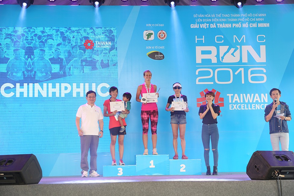 &Ocirc;ng Liang Kuang Chung Chủ nhiệm Văn ph&ograve;ng Kinh tế  Văn ho&aacute; Đ&agrave;i Bắc TECO tại Tp.Hồ Ch&iacute; Minh trao giải cho c&aacute;c vận động vi&ecirc;n nữ thắng cuộc