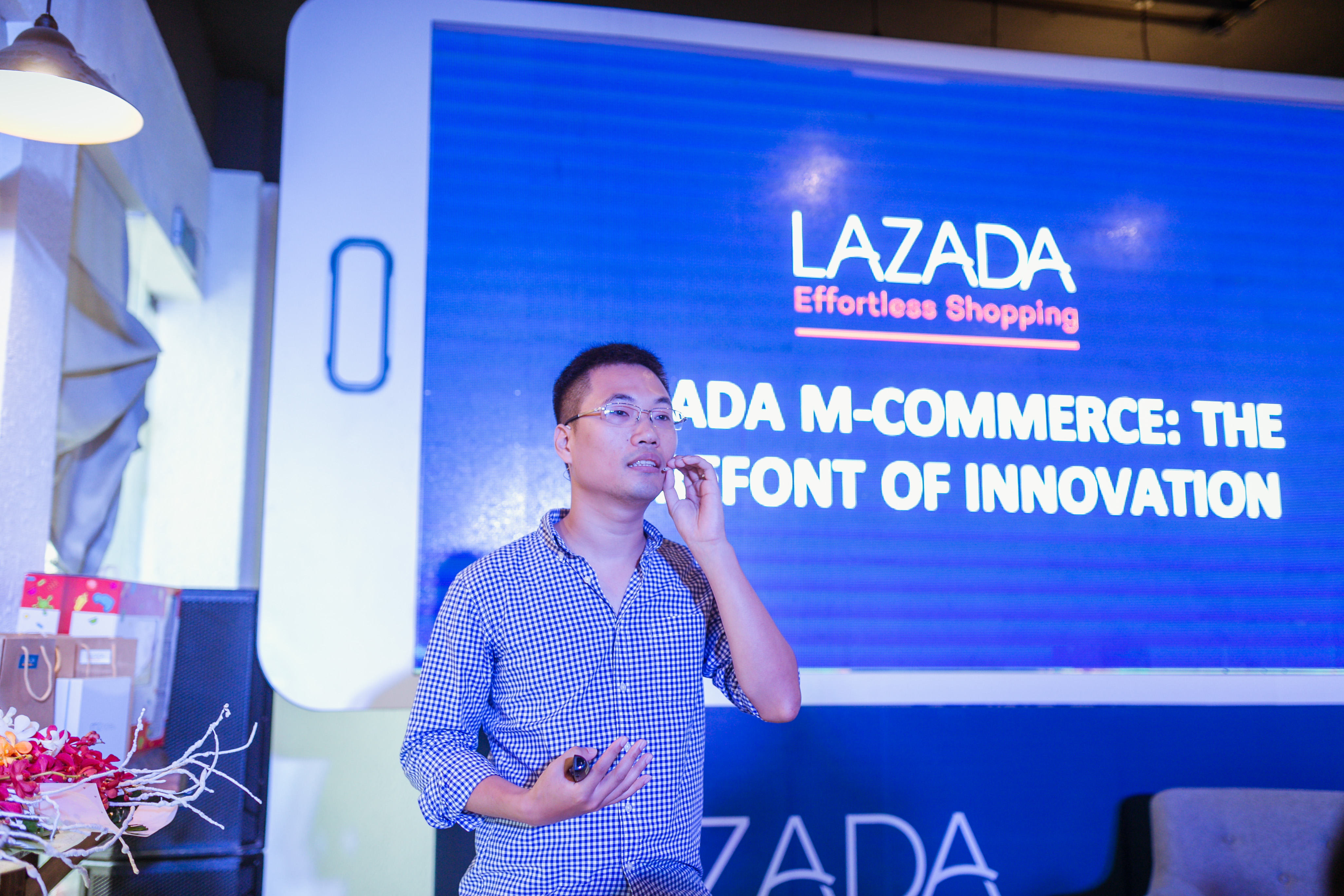 Ong Le Xuan Long- giam đoc Marketing Laz Viet Nam chia se ve chu đe thuong mai di đong tai 1 buoi hoi thao